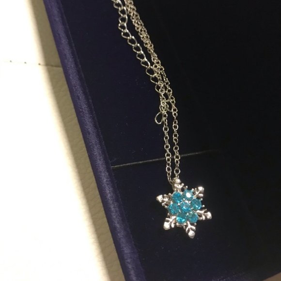 NEW! Snowflake ❄️ Necklace - Picture 4 of 4